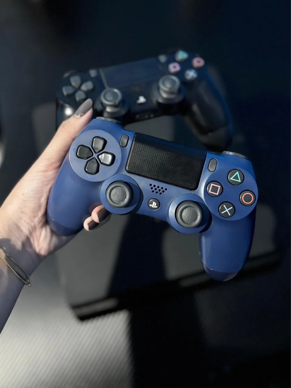 PS4 SLIM 1 TERA - 2 CONTROLES E 5 JOGOS  - Foto 3