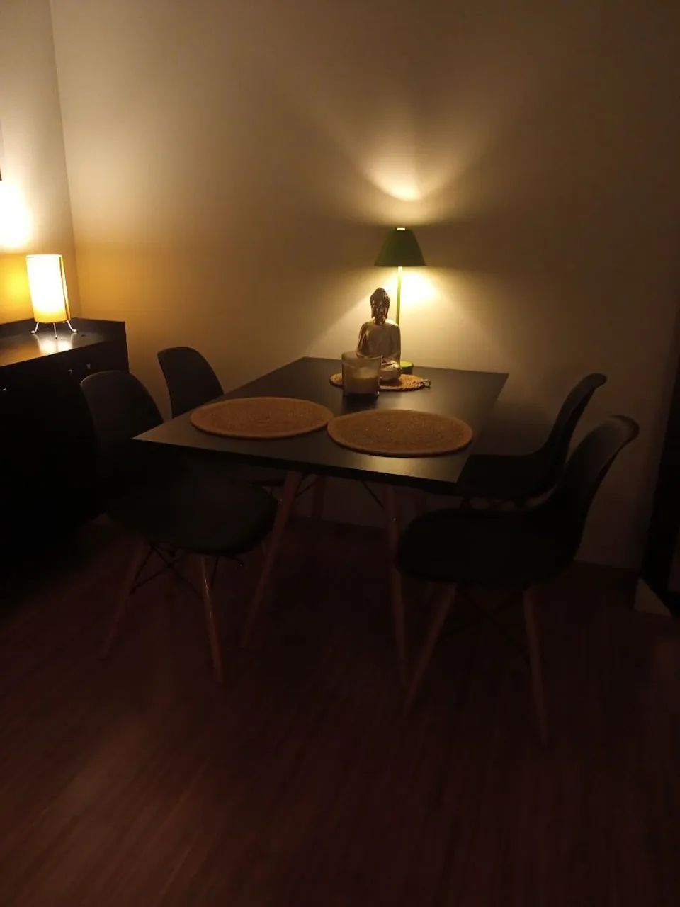 Mesa preta com 4 cadeiras 
