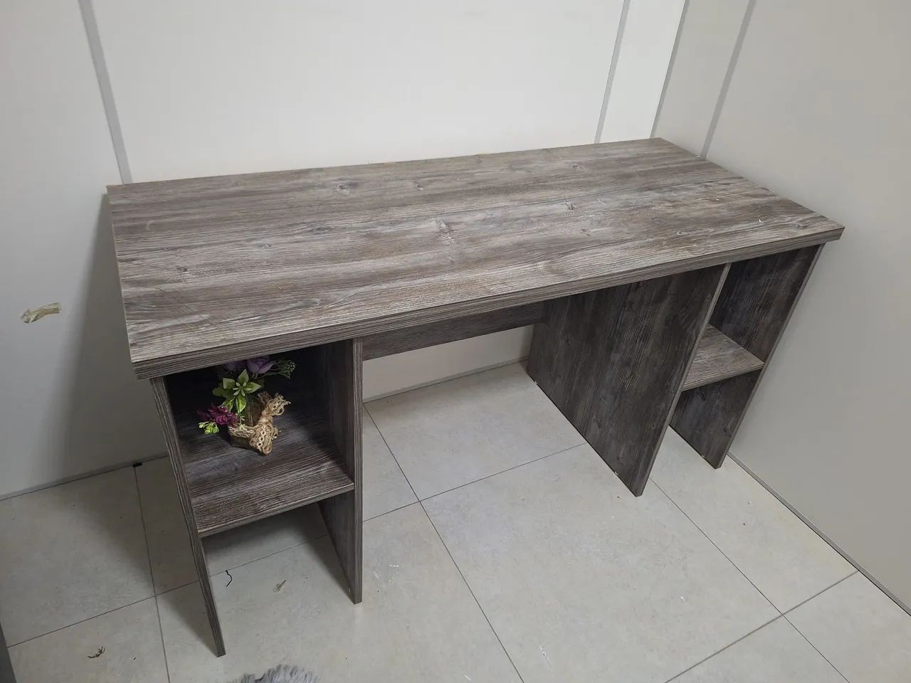 Mesa/escrivaninha.