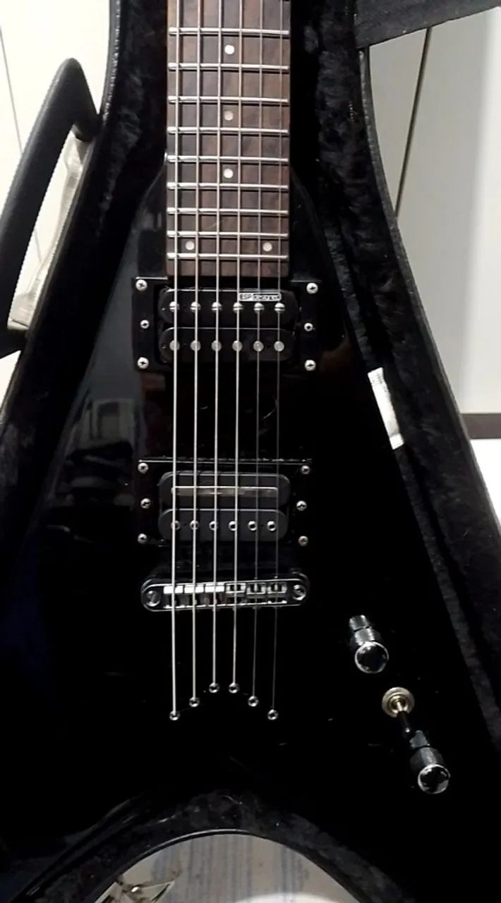 Guitarra LTD V-50 com DiMarzio  - Foto 2