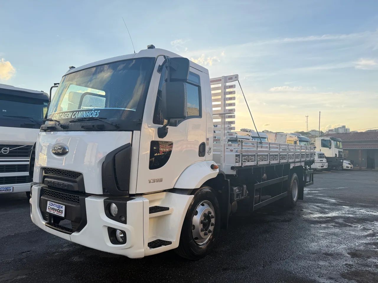 Ford cargo 1319 2016 carroceria completo menor km do Brasil 