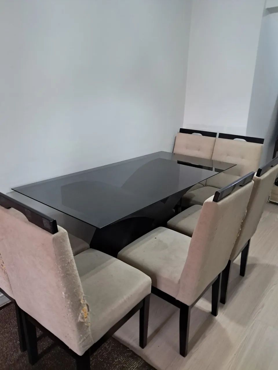 Mesa de jantar com seis cadeiras.  - Foto 2