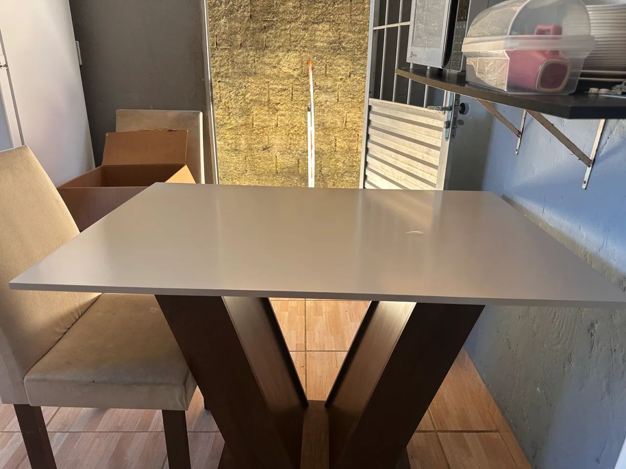 Mesa com tampo de madeira com quatro cadeiras  - Foto 5