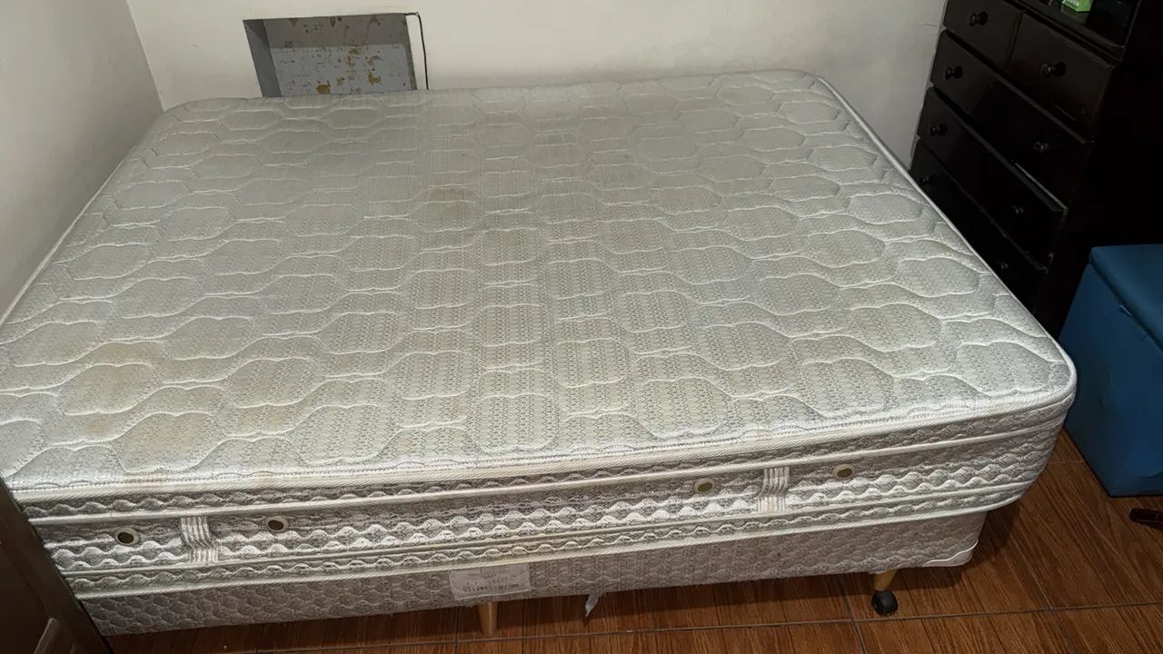 Vendo uma cama King e um jogo de sofá de dois lugares cada