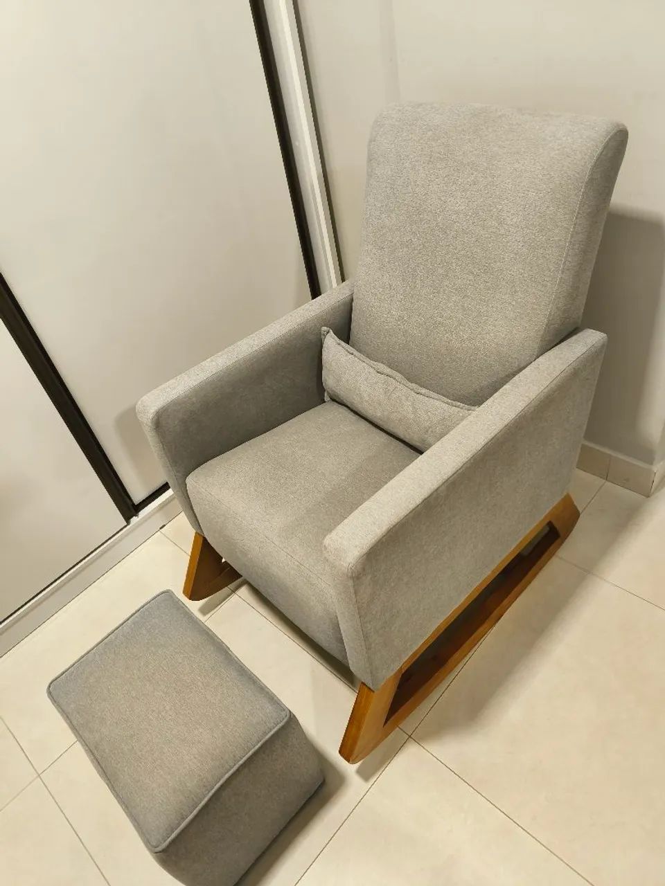 Poltrona Lilibe de Amamentação com Balanço + Puff | Impecável  - Foto 3