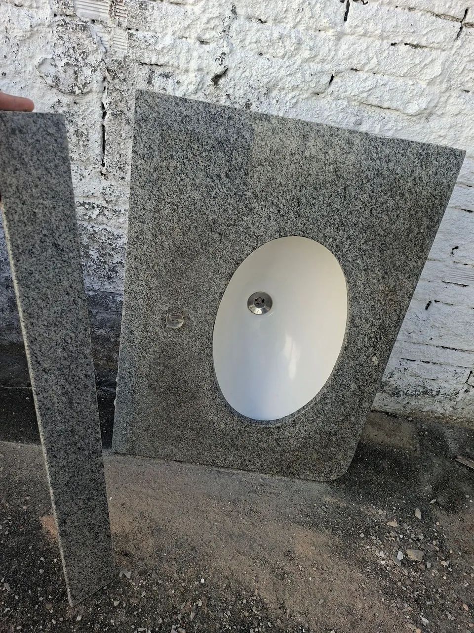 Pia com bancada de granito
