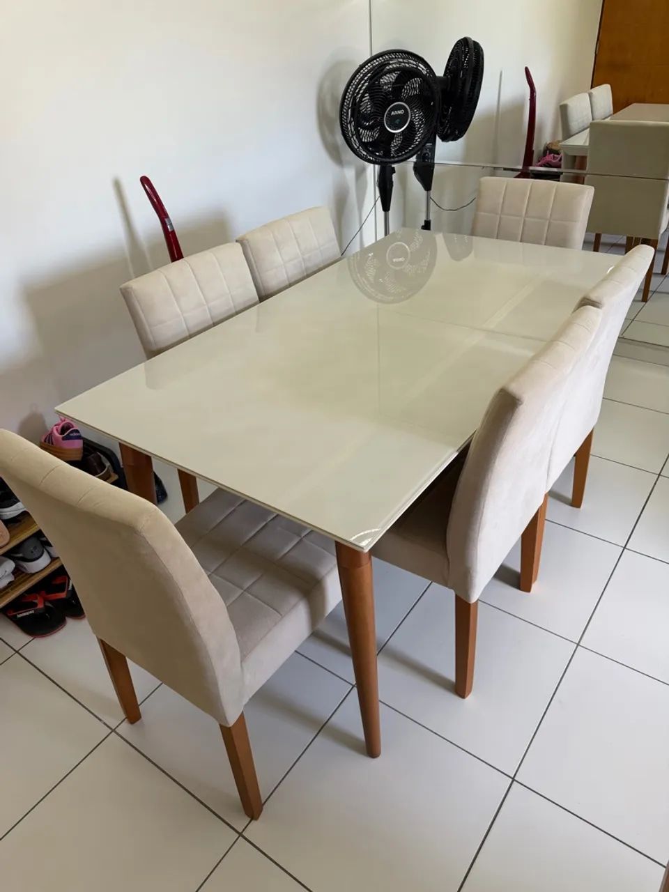 Mesa De vidro Laqueado com 6 cadeiras acolchoadas. - Foto 2