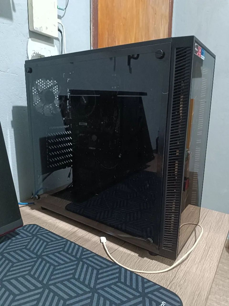 Gabinete, placa mãe e processador 