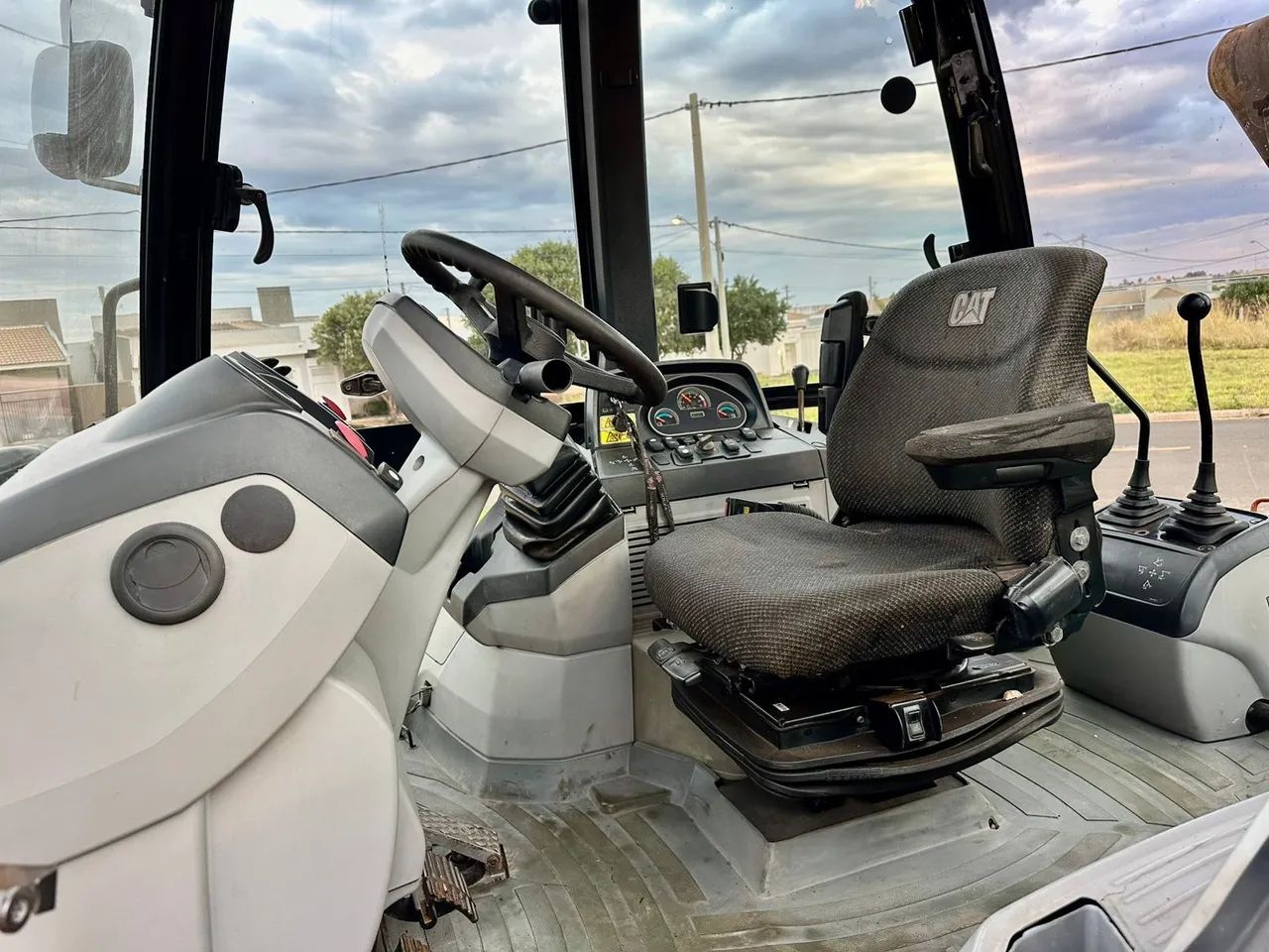 Caterpillar CAT 416E 2013 - Cabine Fechada - 6.872 Horas - Pronta para Trabalhar - Foto 4