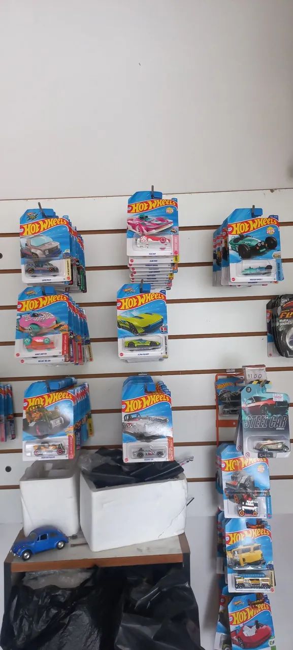 Hotwheels na embalagem a 18 reais cada