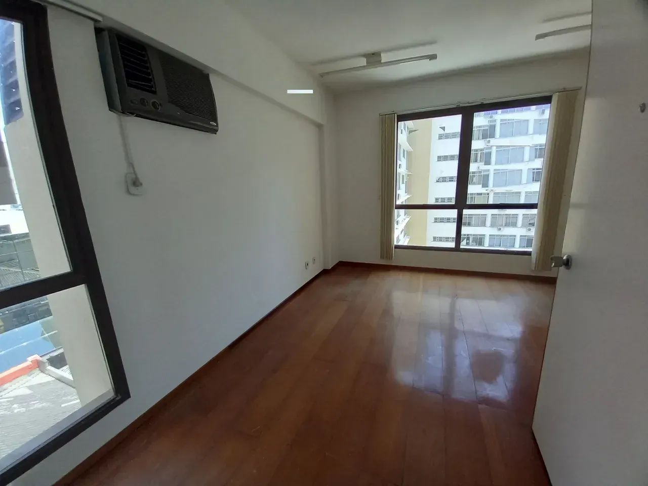 Sala com 22,51m2 privativos, lavabo no Centro - Fpolis - SC