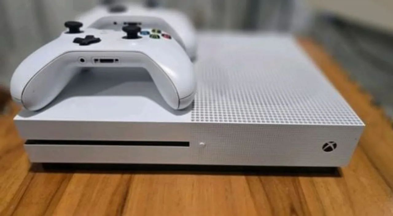 xbox one s 1tb com 2 controles - Foto 2