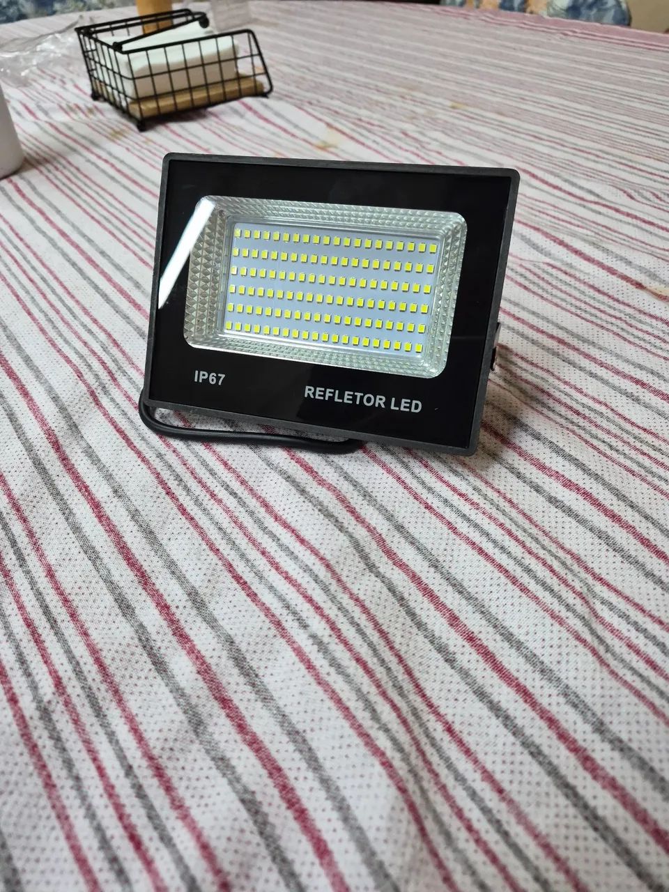 Refletor de LED Bivolt 100W Para Jardim e Fachada - Foto 5