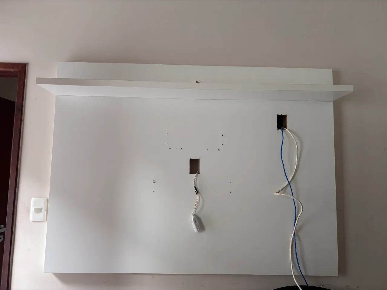 Quarto solteiro completo com painel e tv 