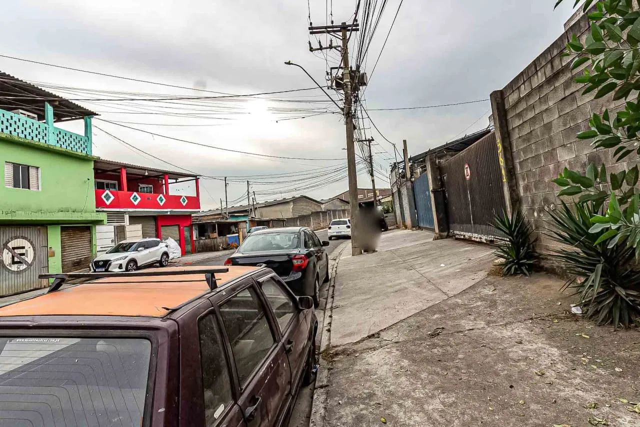 Galpão na Rua Cecília Roizen, 561  930 m²