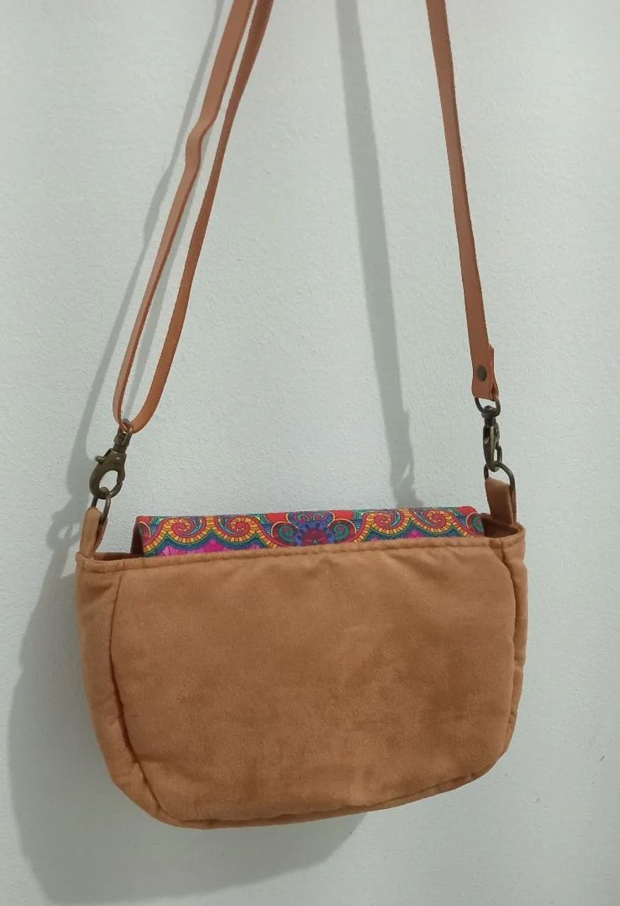 Bolsa tiracolo em camurça - SEMINOVA - Foto 2