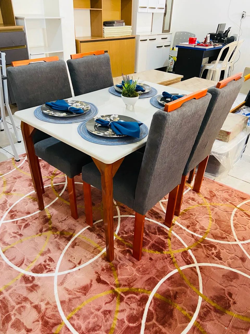Mesa laqueada com tampo de vidro tamanho 120X80 