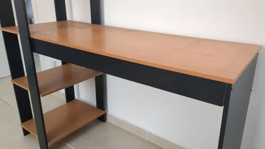 Escrivaninha moderna de madeira