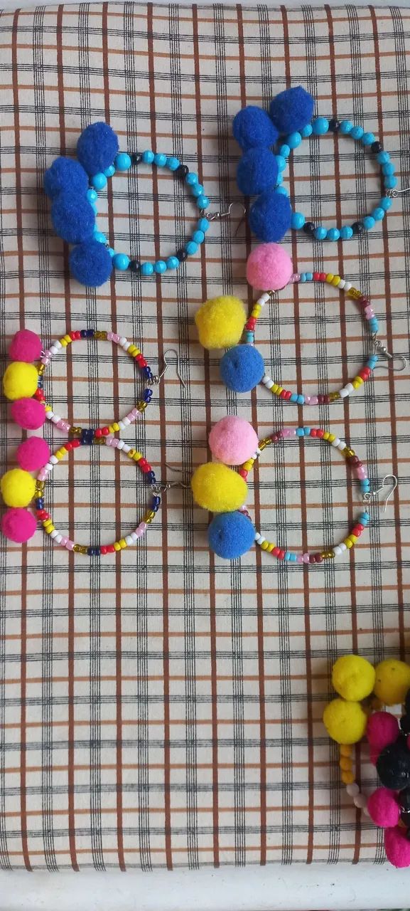 Kit 10 brincos artesanais argolas pompons e miçangas  - Foto 2