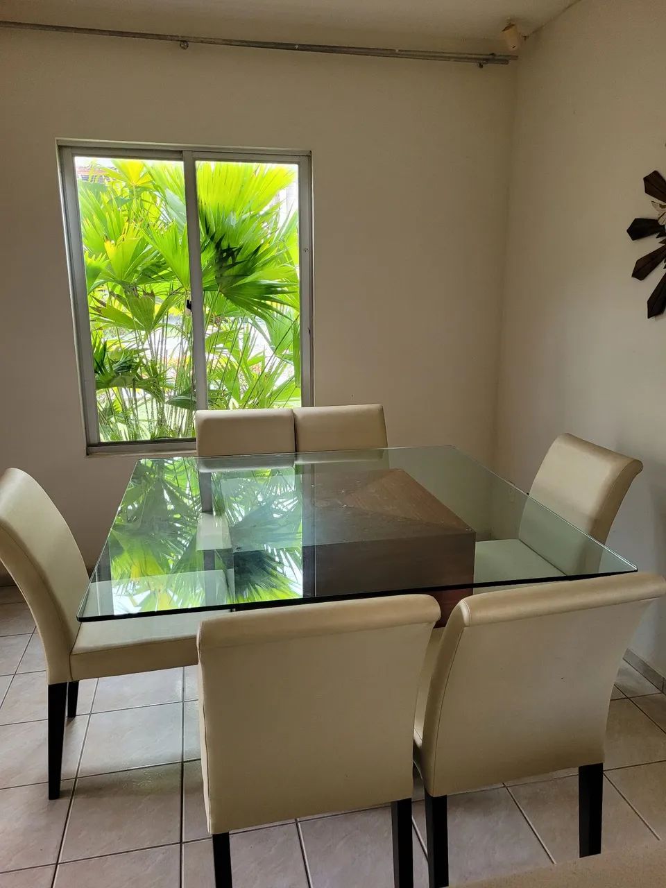 Vendo conjunto de mesa e cadeiras