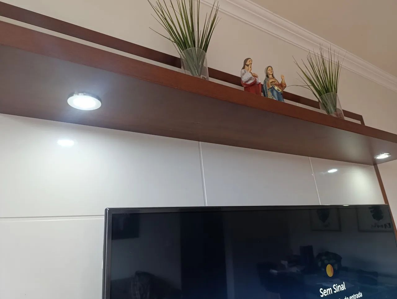 Rack com Painel para TV + Prateleira Superior - Madeira/Branco - Foto 4