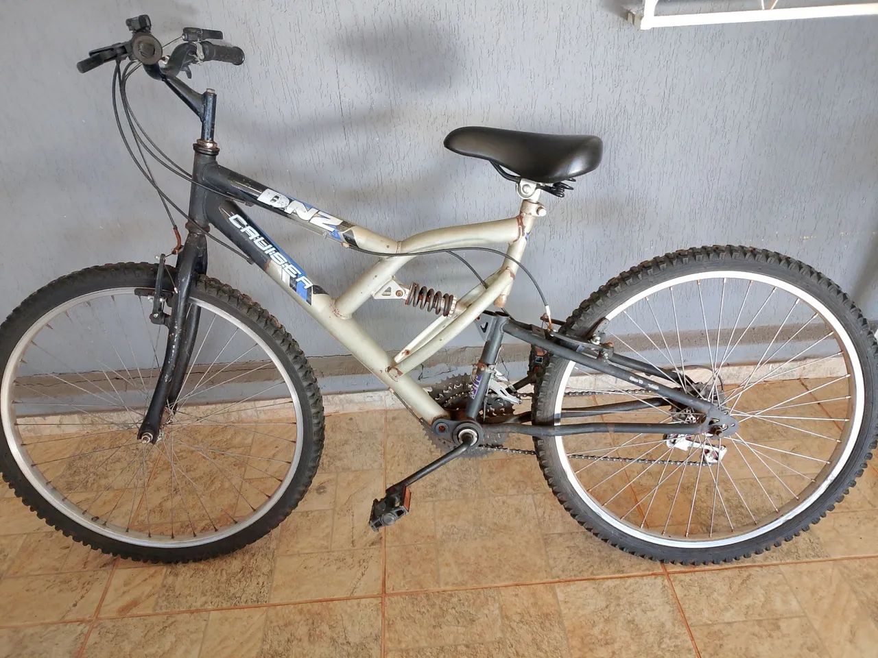 Bicicleta aro 26 com marcha e suspensão traseira, modelo da