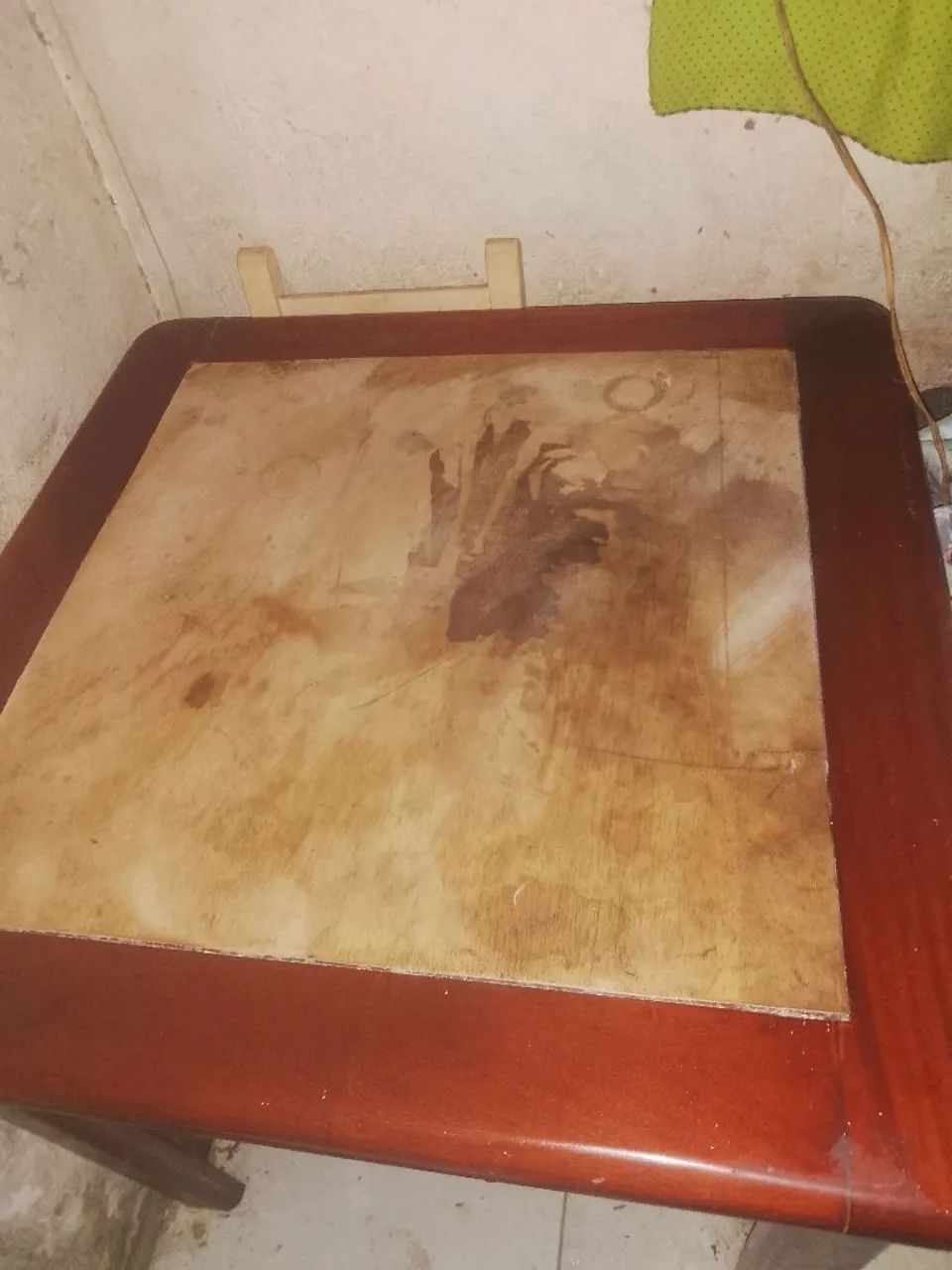 Vende-se uma mesa com cadeiras 