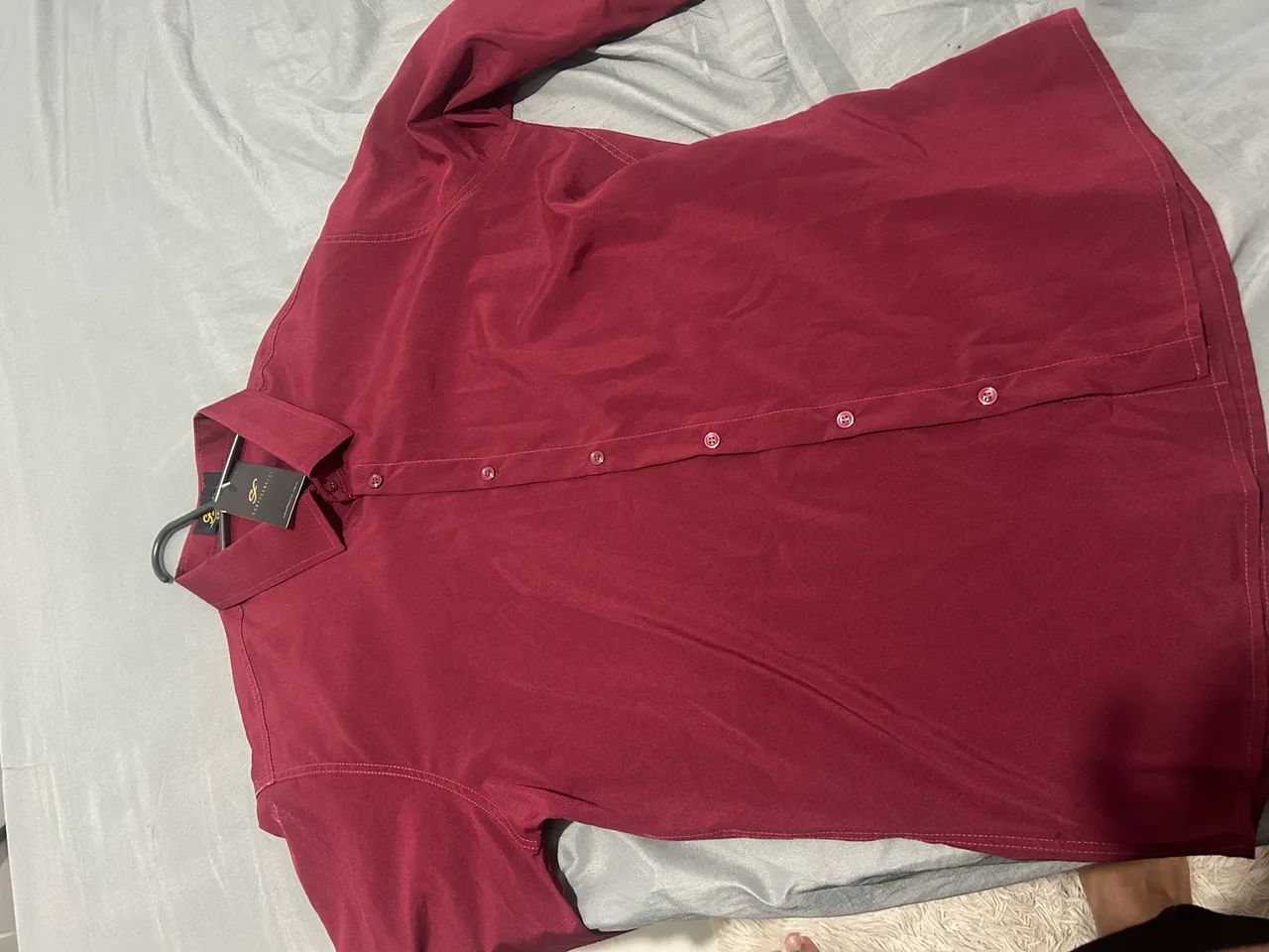 Camisa social com etiqueta 