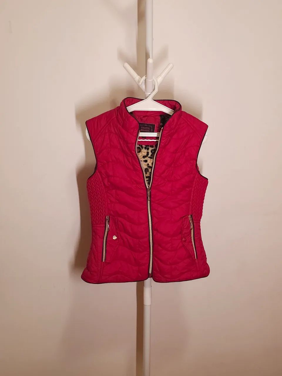 Colete puffer vermelho forro de onça - Foto 3