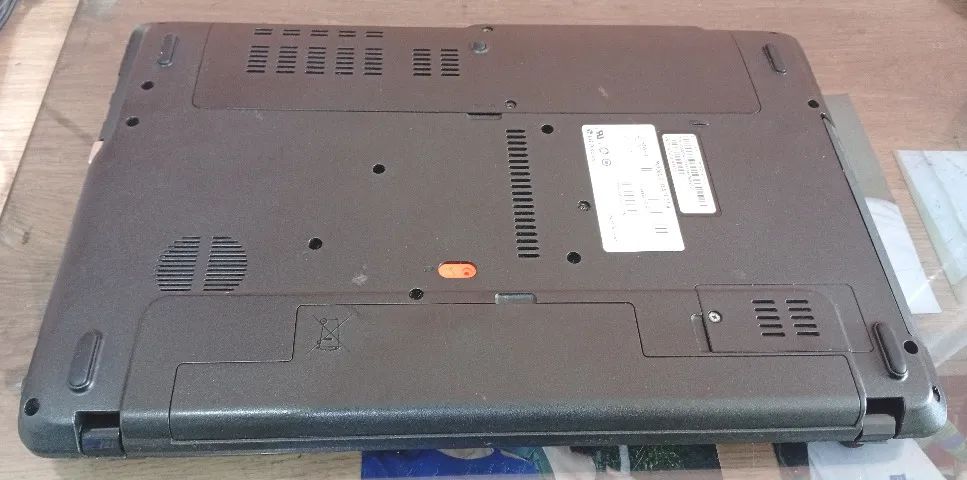 Notebook Acer E1-531-2606. Defeito na tela mas dá pra usar. - Foto 3