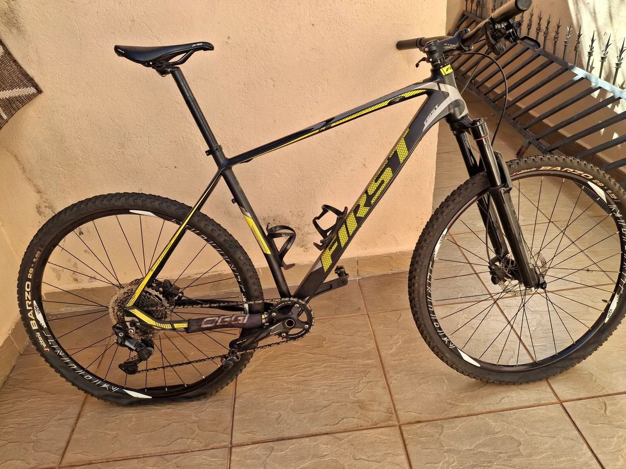 Bicicleta first athymus aro 29
