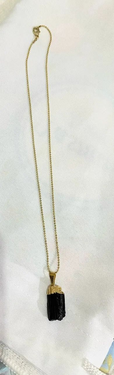 Vende-se Colar Dourado com pedra natural Turmalina.