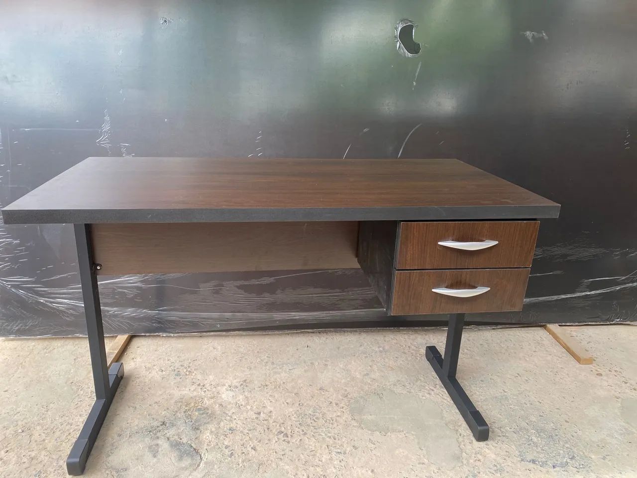 Mesa secretária 2 gavetas côr tabaco  - Foto 4