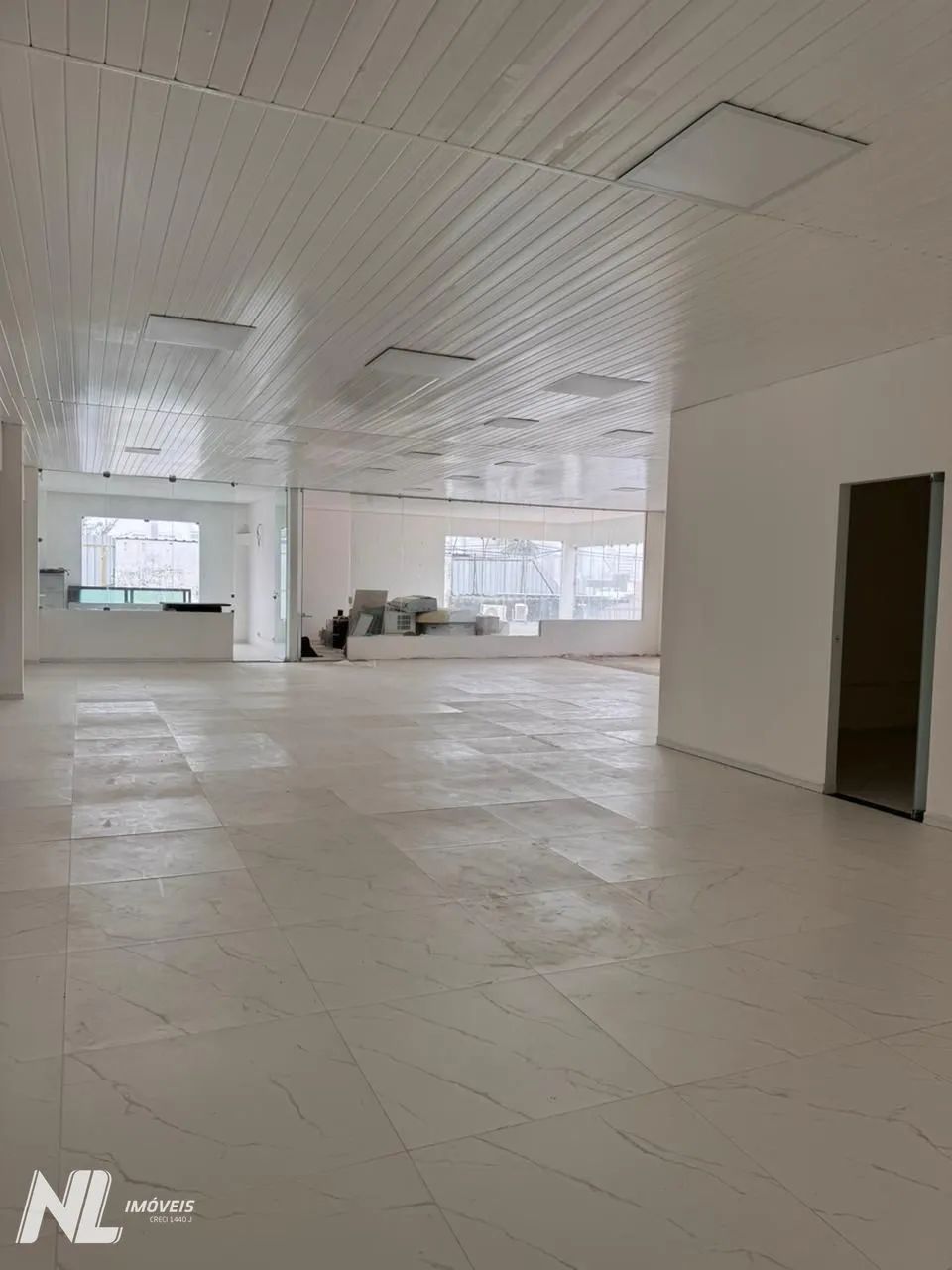 Oportunidade imperdível  amplo espaço comercial com 327m²!
