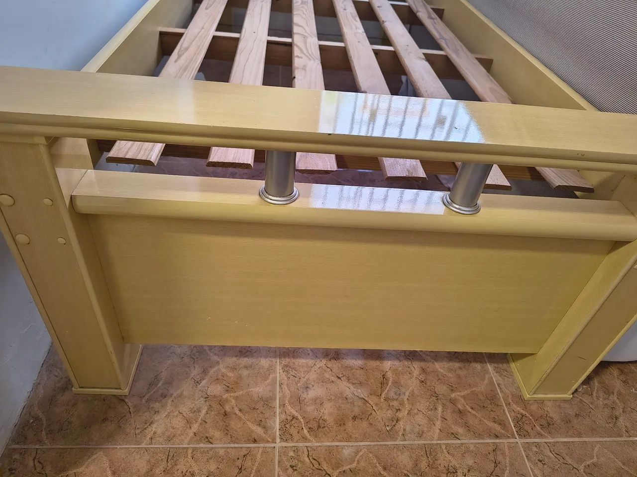 Cama de solteiro com cômodas e cama auxiliar 