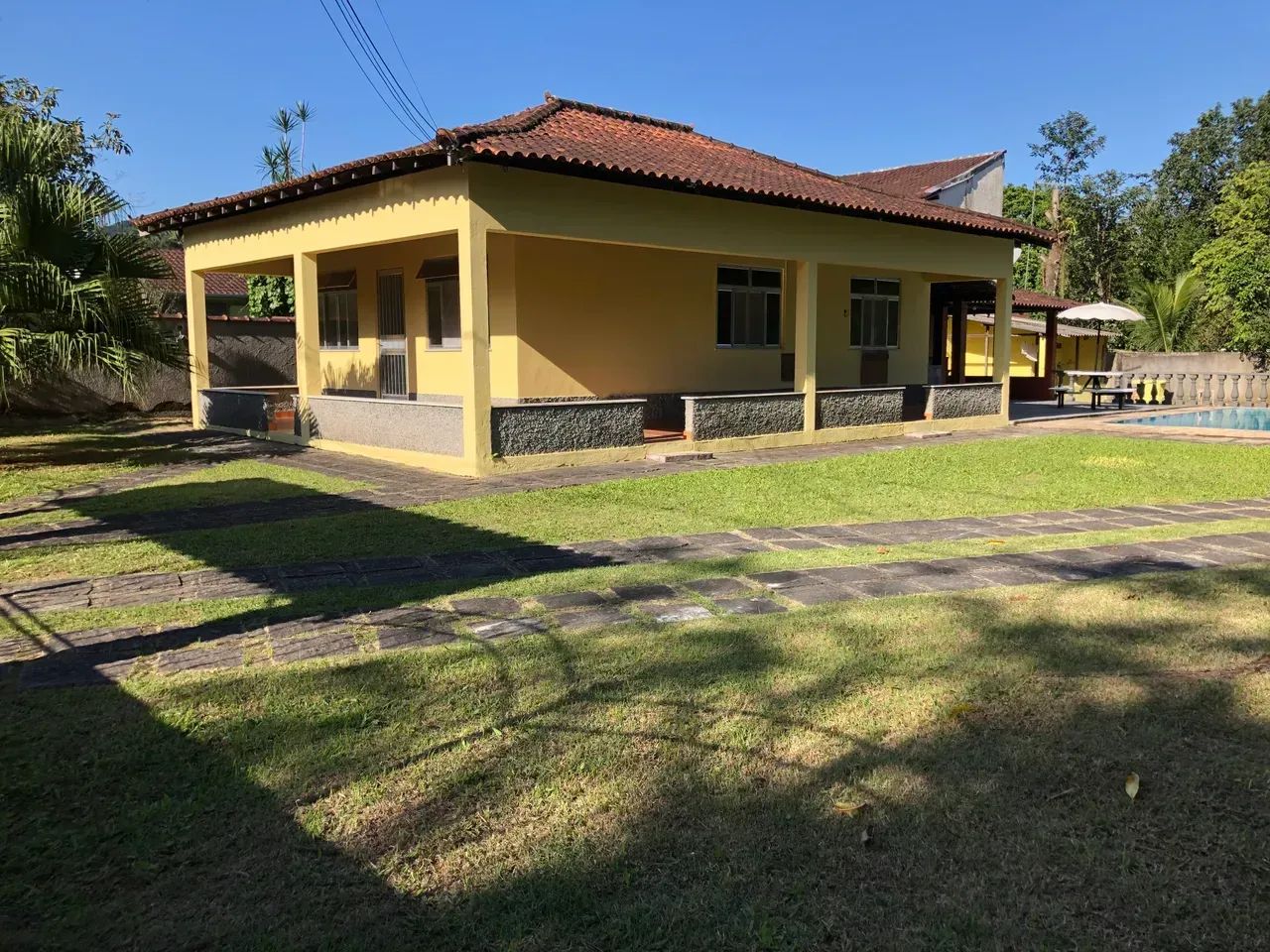 CASA LINEAR COM PISCINA DENTRO DE CONDOMÍNIO FECHADO. - Foto 3