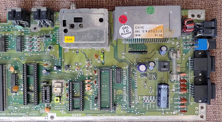 Placa Mãe ( Motherboard ) Commodore 64 ( Modelo C64C ) - Ruim / Para Conserto - Foto 4