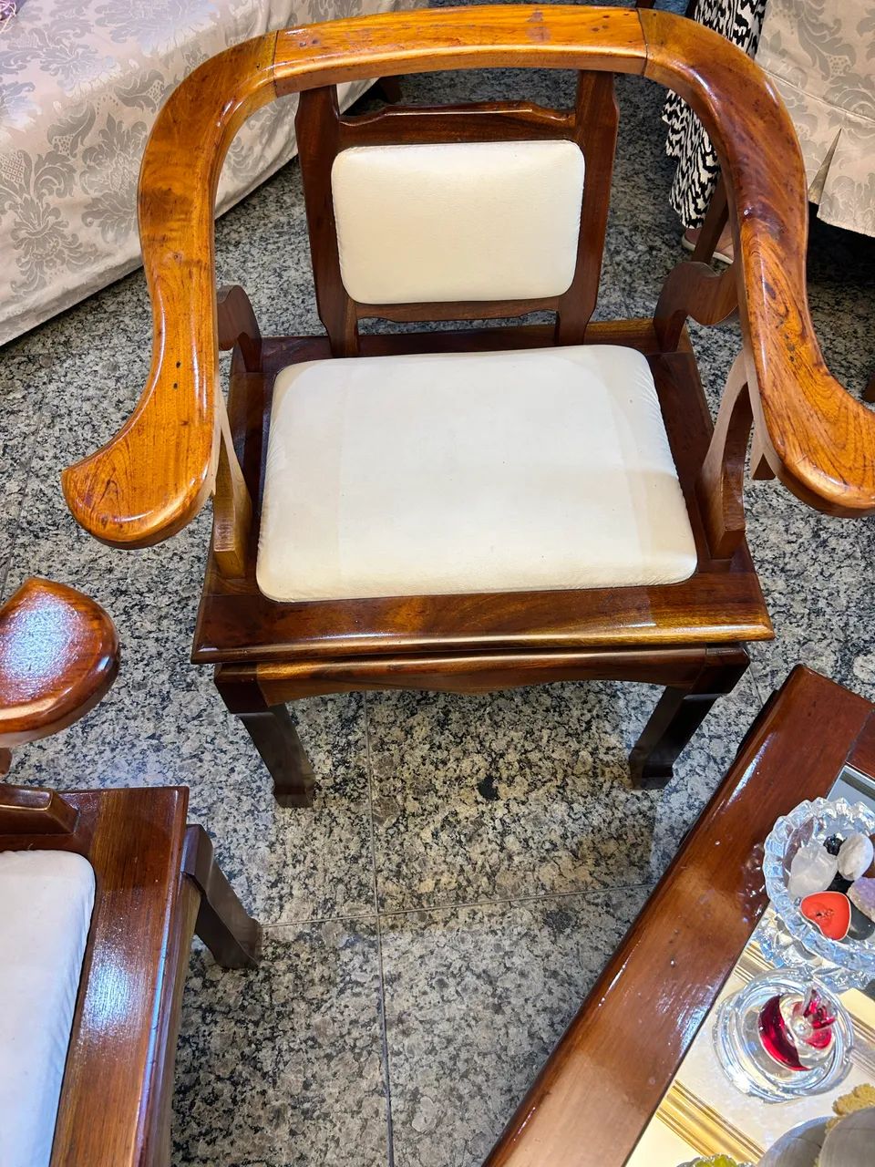 ? VENDO LINDO CONJUNTO EM MADEIRA MACIÇA - MOGNO ?