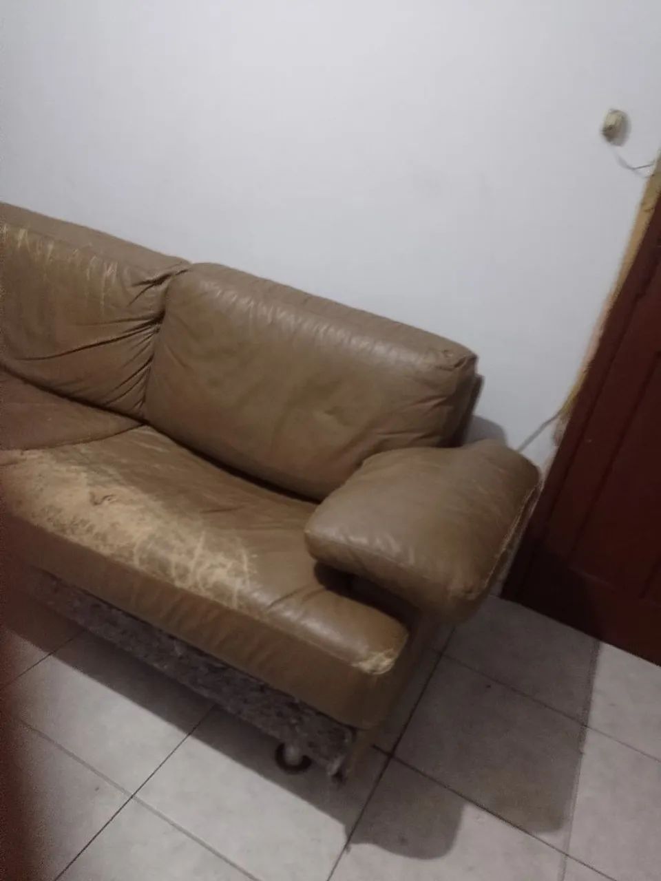 Vendo sofá de couro - Foto 3