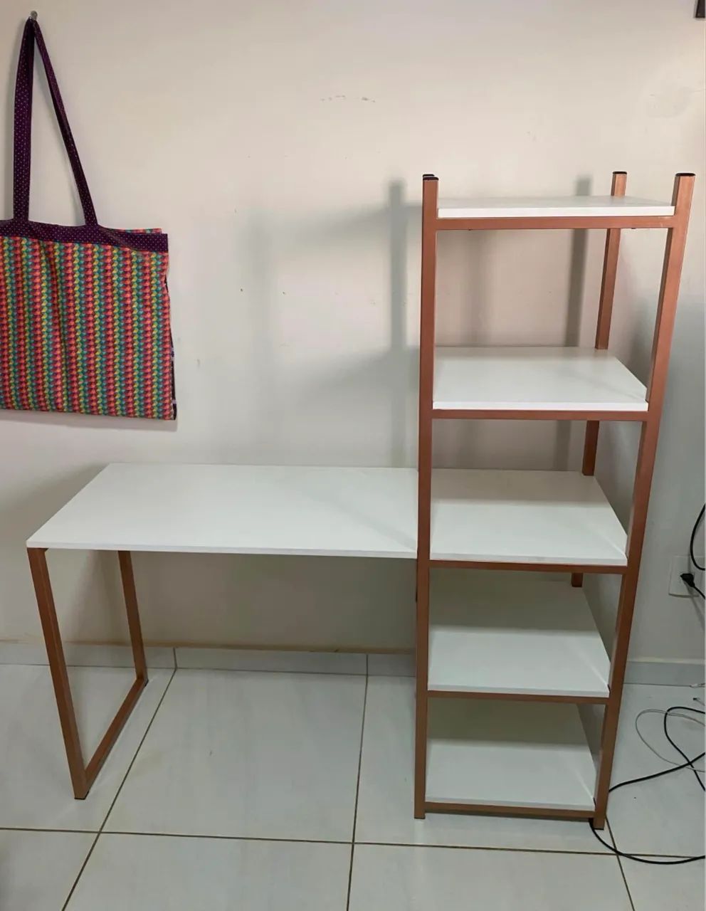 Mesa com prateleiras estilo industrial - Foto 2