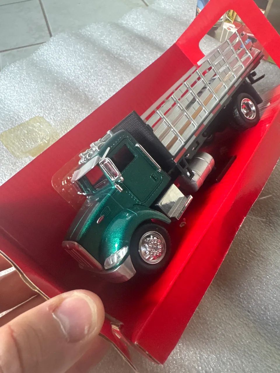 Miniatura na escala 1/43 Peterbilt na caixa  - Foto 4