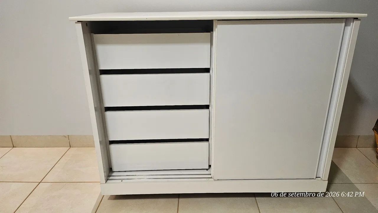 Cômoda branco 2 portas de correr e 4 gavetas - Ótimo estado! - Foto 3