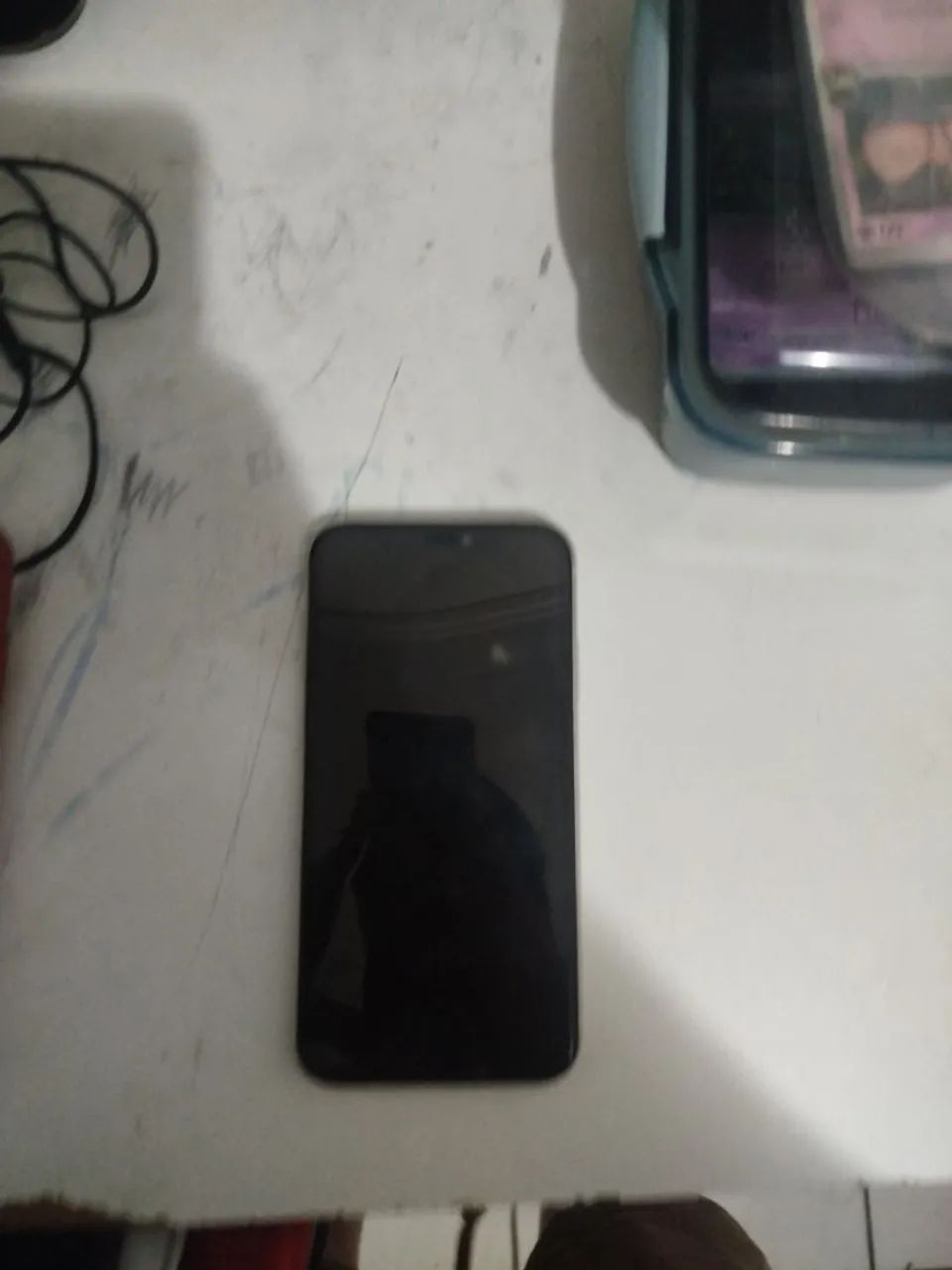 iPhone 11 quebrado com a bateria estufada