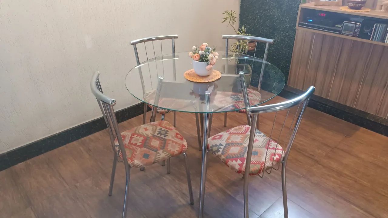 MESA COM TAMPA DE VIDRO E QUATRO CADEIRAS  - Foto 3