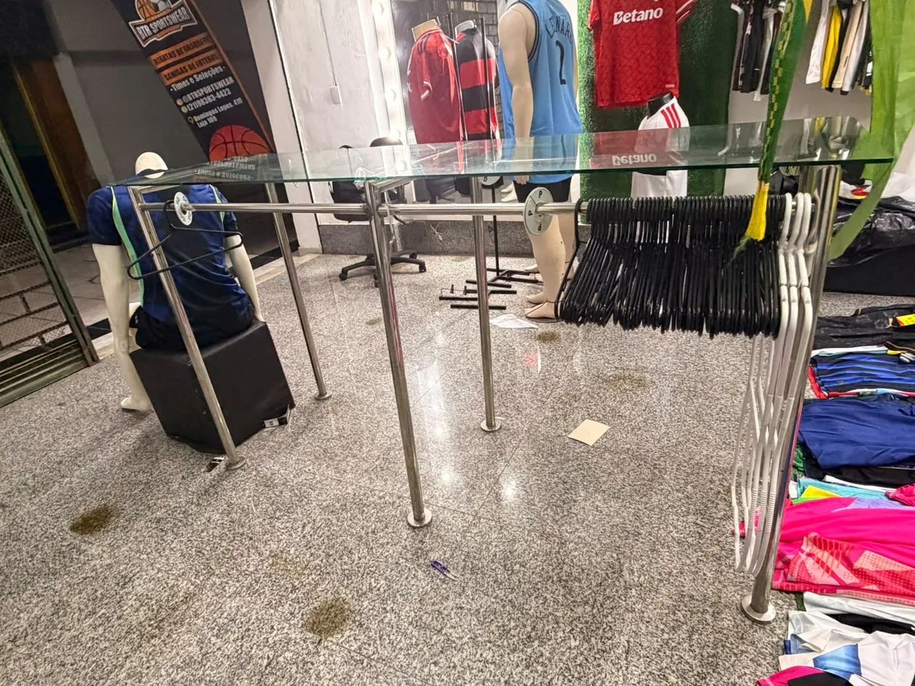 Mesa linda de vidro / inox para lojas com cabideiro - Foto 3