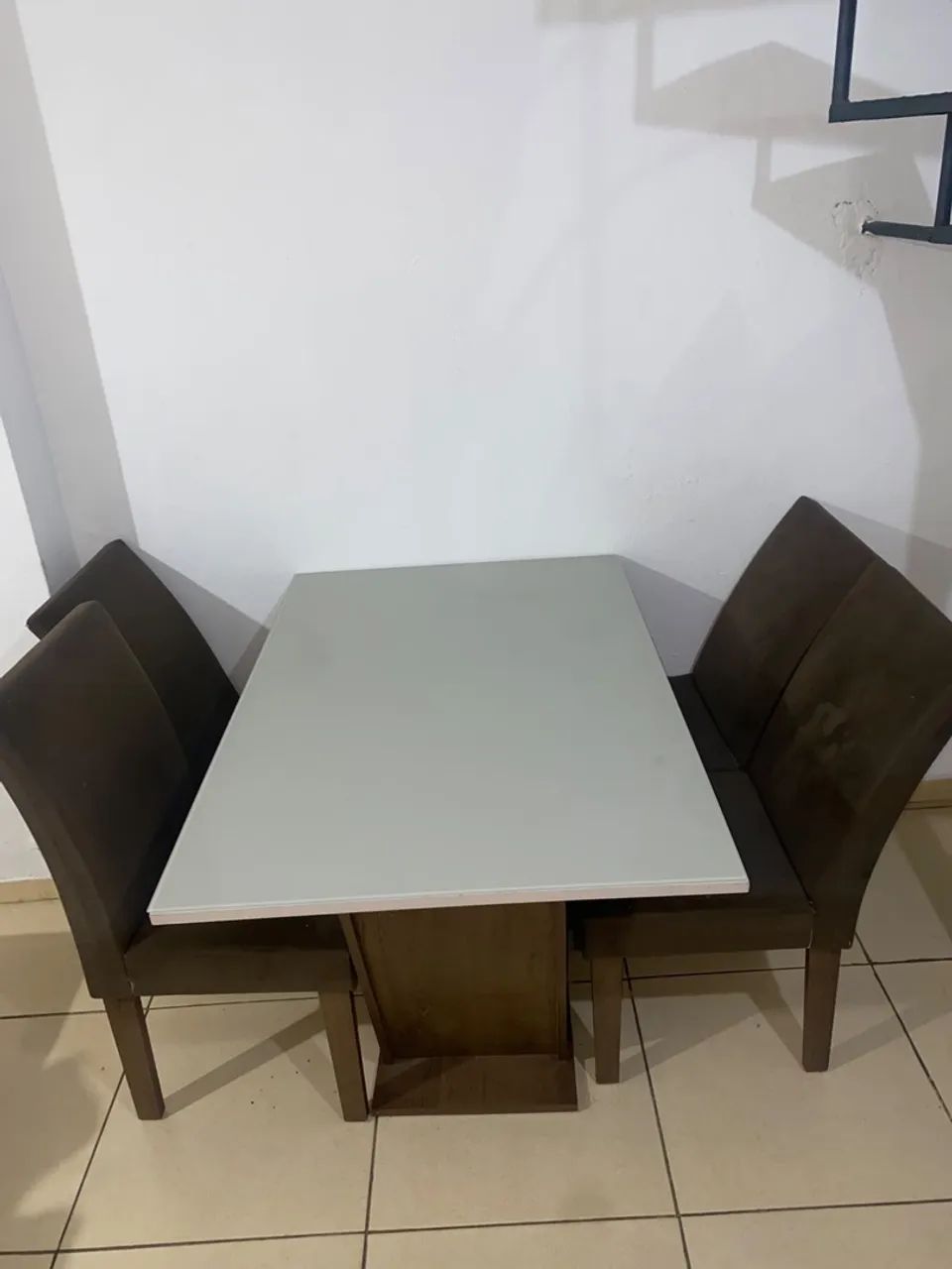 Mesa com 4 cadeiras, 680,00$