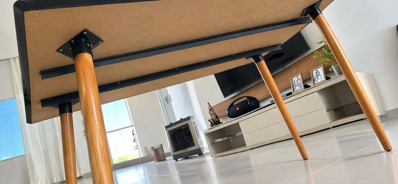 Mesa de vidro com tampo de vidro, pés de madeira maciça - Foto 2