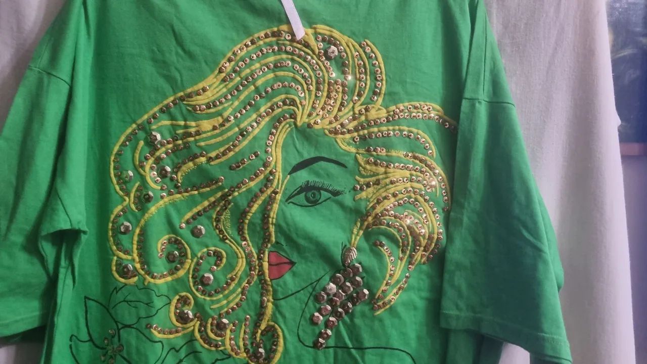 Camiseta bordada brilhosa G