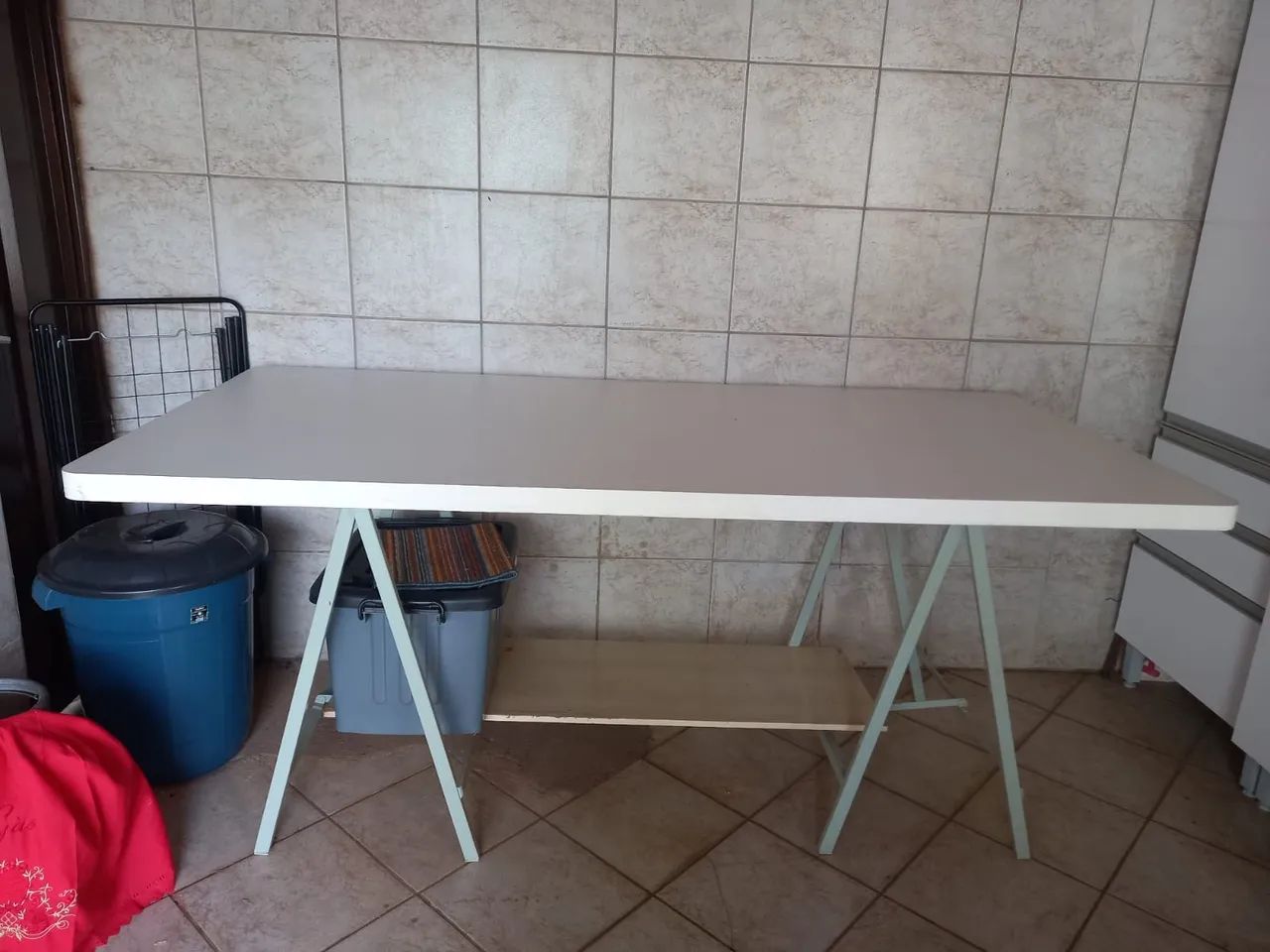 Mesa para confecção,  toda na madeira. 