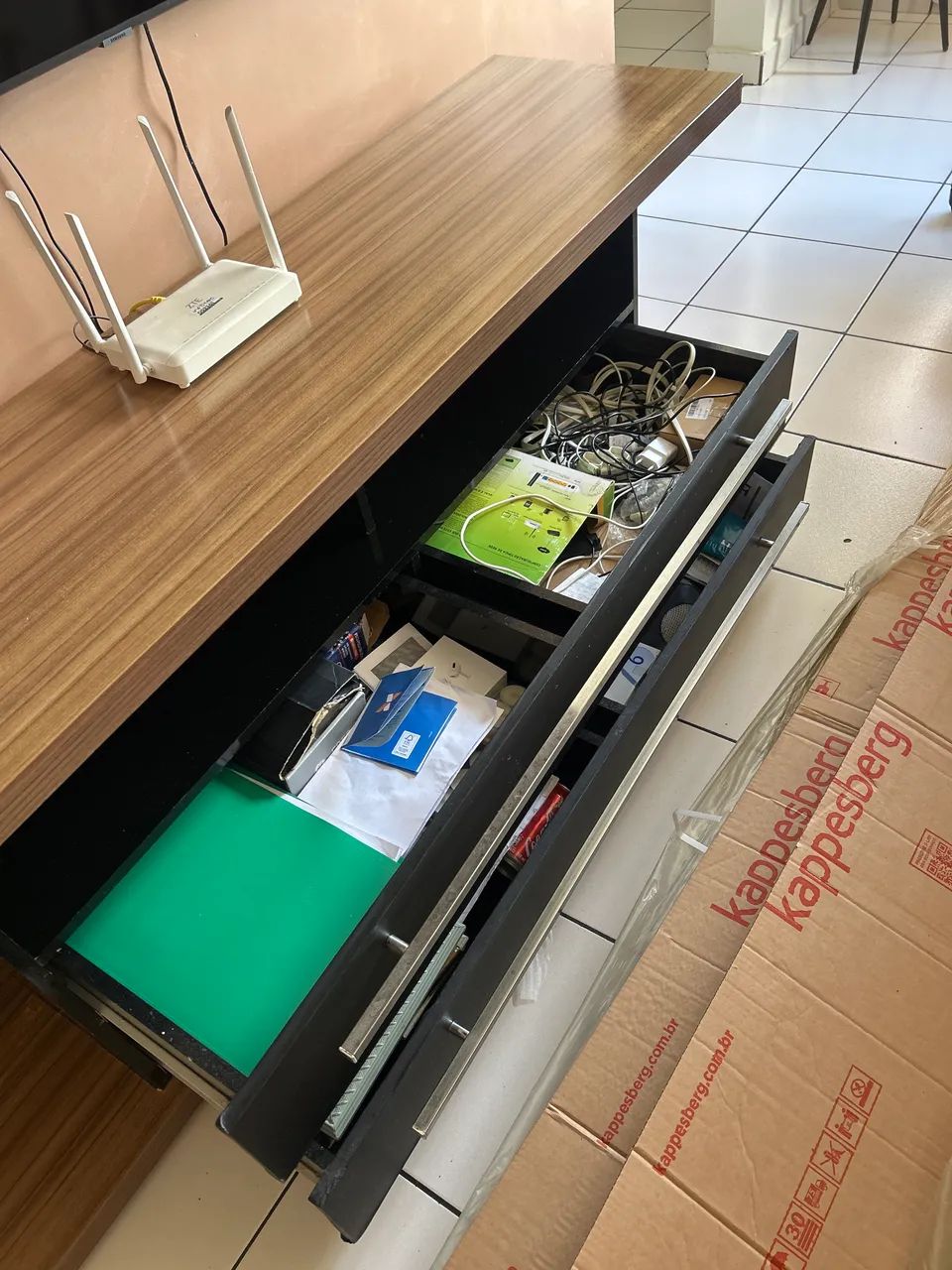     Rack para TV Grande com Gavetas - bom Estado - Foto 5